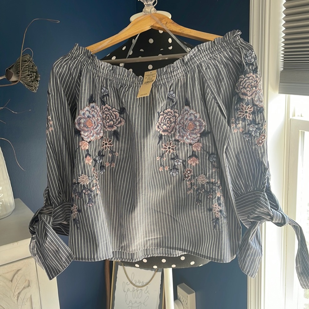American Eagle Blue/White Striped Shirt Size M